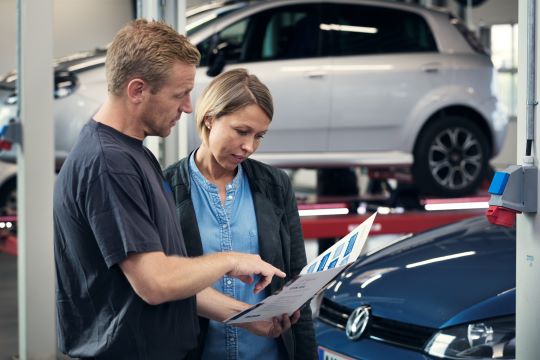 synsassistent vejleder kvinde på testcenter