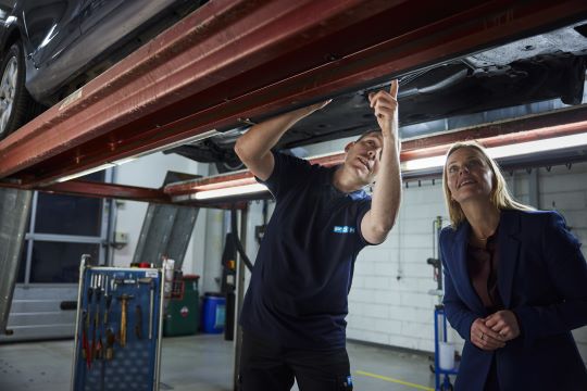 synsassistent gennemgår bil med kvindelig ejer 