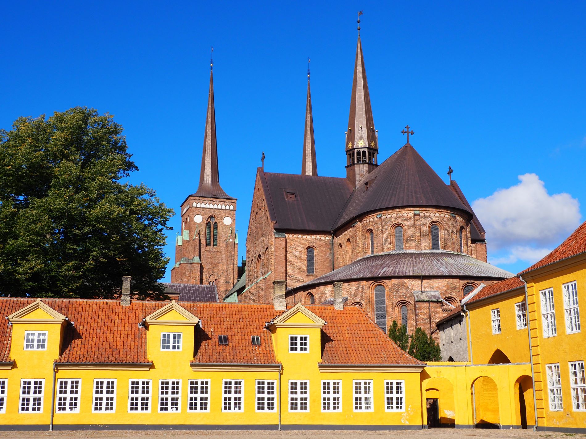 Bybillede fra Roskilde by med kirke