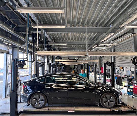 Sort Tesla til bilsyn i Aarhus på rampen med FDM synsassistent