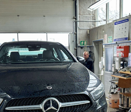 sort mercedes til FDM Bilsyn i Slagelse