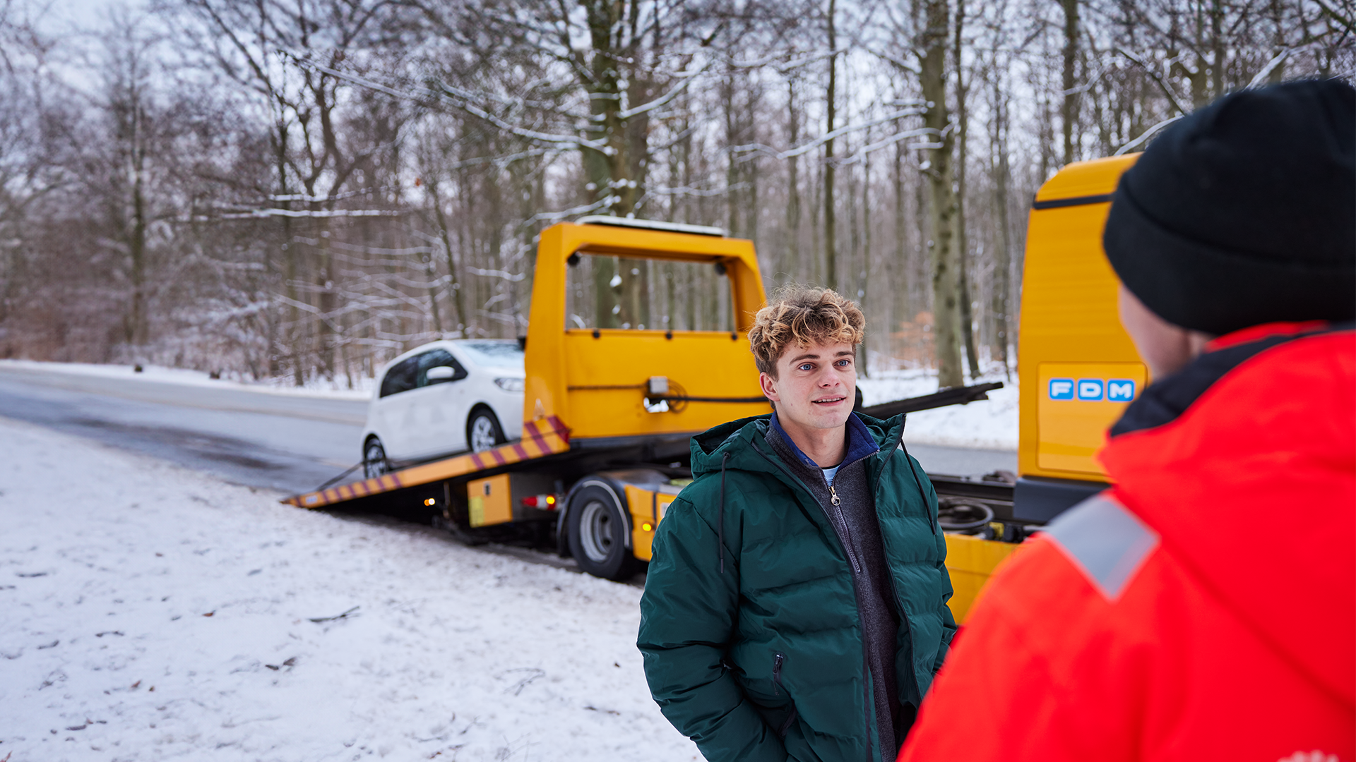 Ung mand får assistance af FDM Vejhjælp i vintervejr