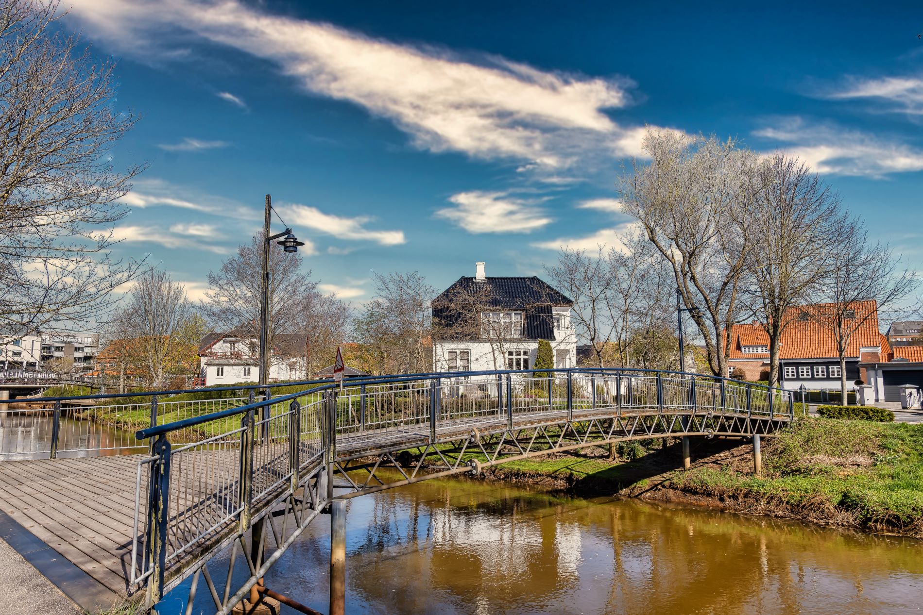 holstebro by med bondehus og lille sø