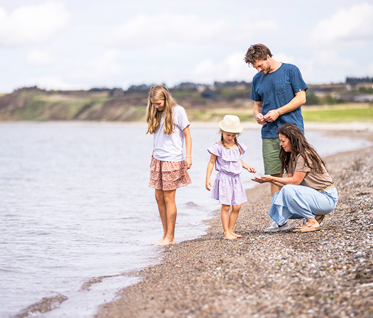 familie på stranden ved Landal feriecenter