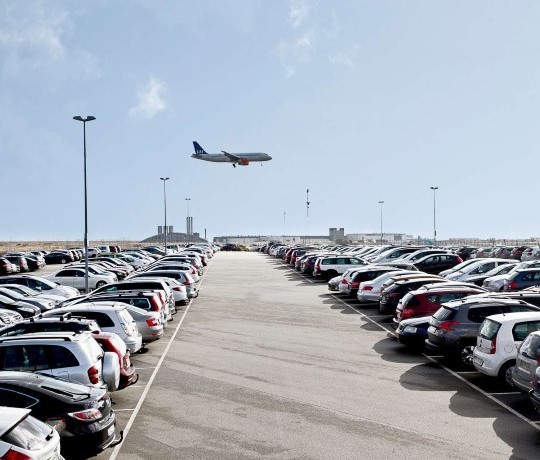 parkering i Københavns lufthavn udendørs med fly på himlen