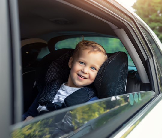 Glad dreng i autostol