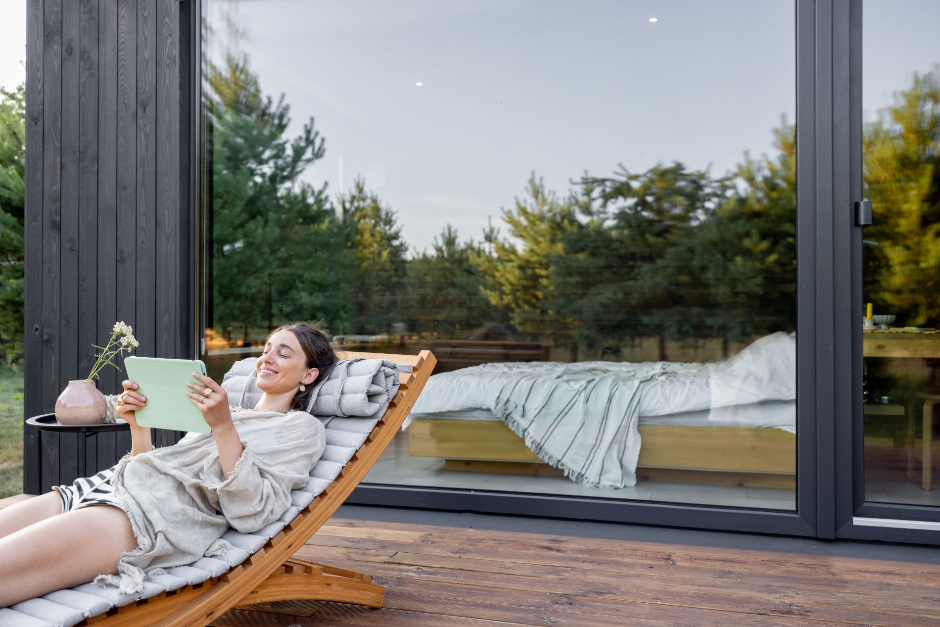 kvinde hører lydbog fra Bookmate i sit sommerhus_hero_1900px