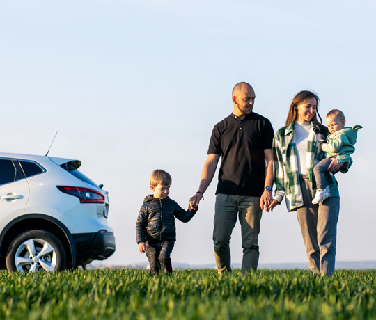 FDM Kombi medlemskab med en familie på en mark