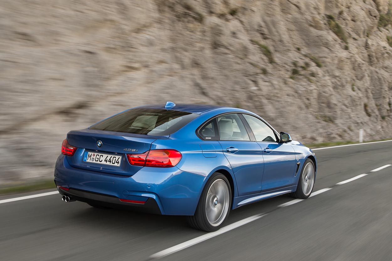 LED-baglygter er standard på BMW 4 Gran Coupé. Bagklappen er hængslet helt oppe over bagruden, og den er altid elektrisk betjent.