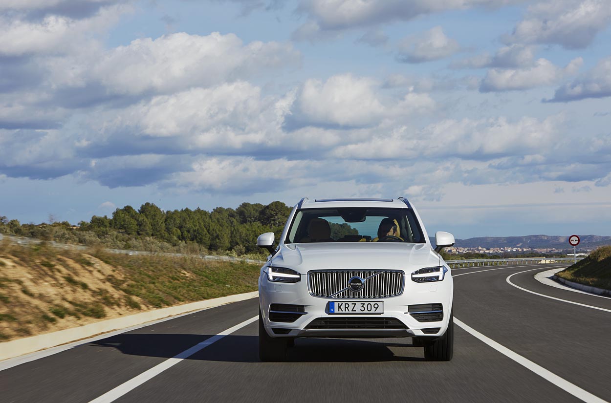 Alle udgaver har de særlige LED-kørelyslygter, som på grund af formen kaldes Thors Hammer  endnu en hilsen til Volvos nordiske ophav. Fotos: Volvo