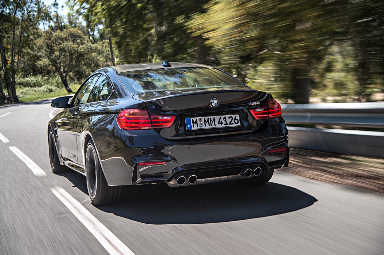 Der er fortsat fire udstødningsrør, men motoren er gået fra otte til seks cylindre. I bedste downsizingstil har motoren i BMW M4 fået turboladere, og effekten er derfor steget til 431 hk.