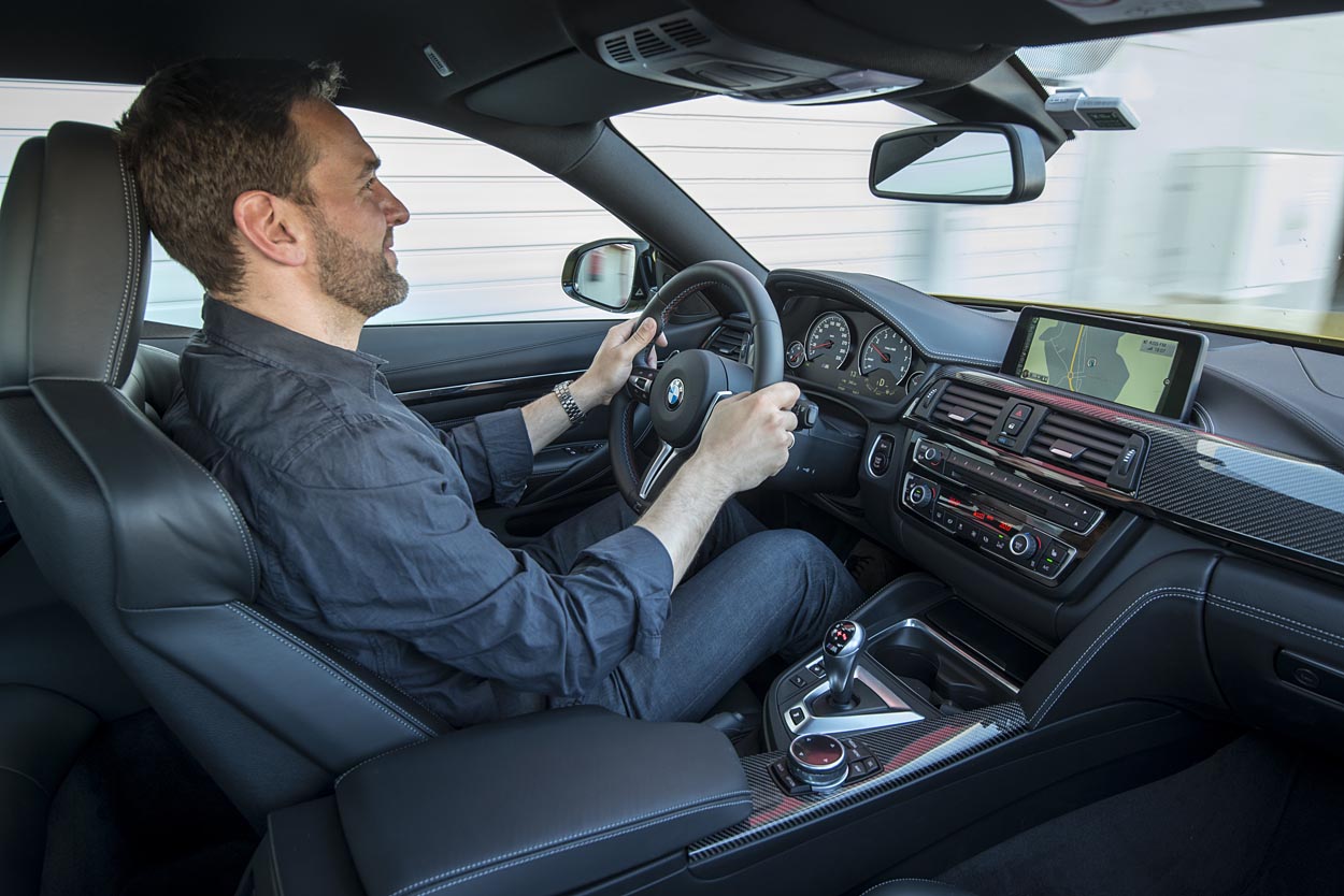 Klimaanlæg er standard, men ellers er der mange muligheder for at gøre BMW M4 personlig, som her med kulfiberpaneler. Automatisk gearskifte er ekstraudstyr og gør både bilen hurtigere og mere økonomisk.
