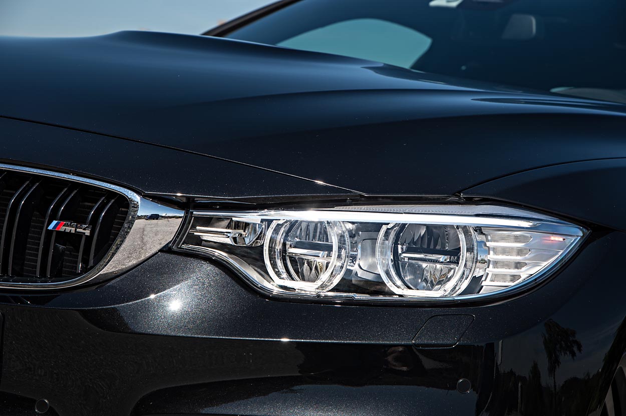 LED-forlygter er standard på både M3 og M4, og det er alt lys, der er LED  ikke kun kørelyset. Vi fik desværre ikke prøvet bilen om natten ved præsentationen, men vi ved fra andre biler med lignende lysteknologi, at det giver et meget hvidt og kraftigt lys.
