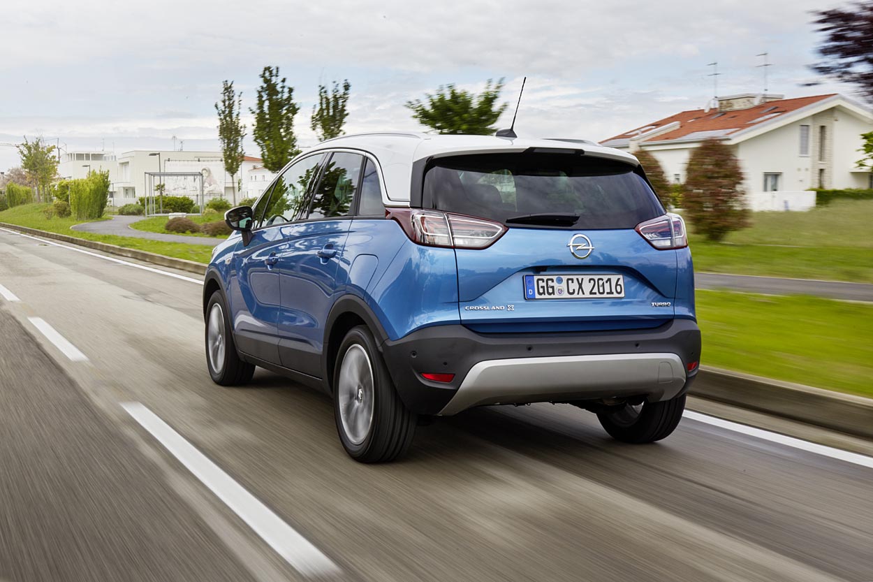 Opel Crossland X er udviklet i samarbejde med PSA (Peugeot/Citroën), men designet er typisk Opel. Bagfra ser Crossland X unægtelig lidt højbenet ud. Foto: Opel