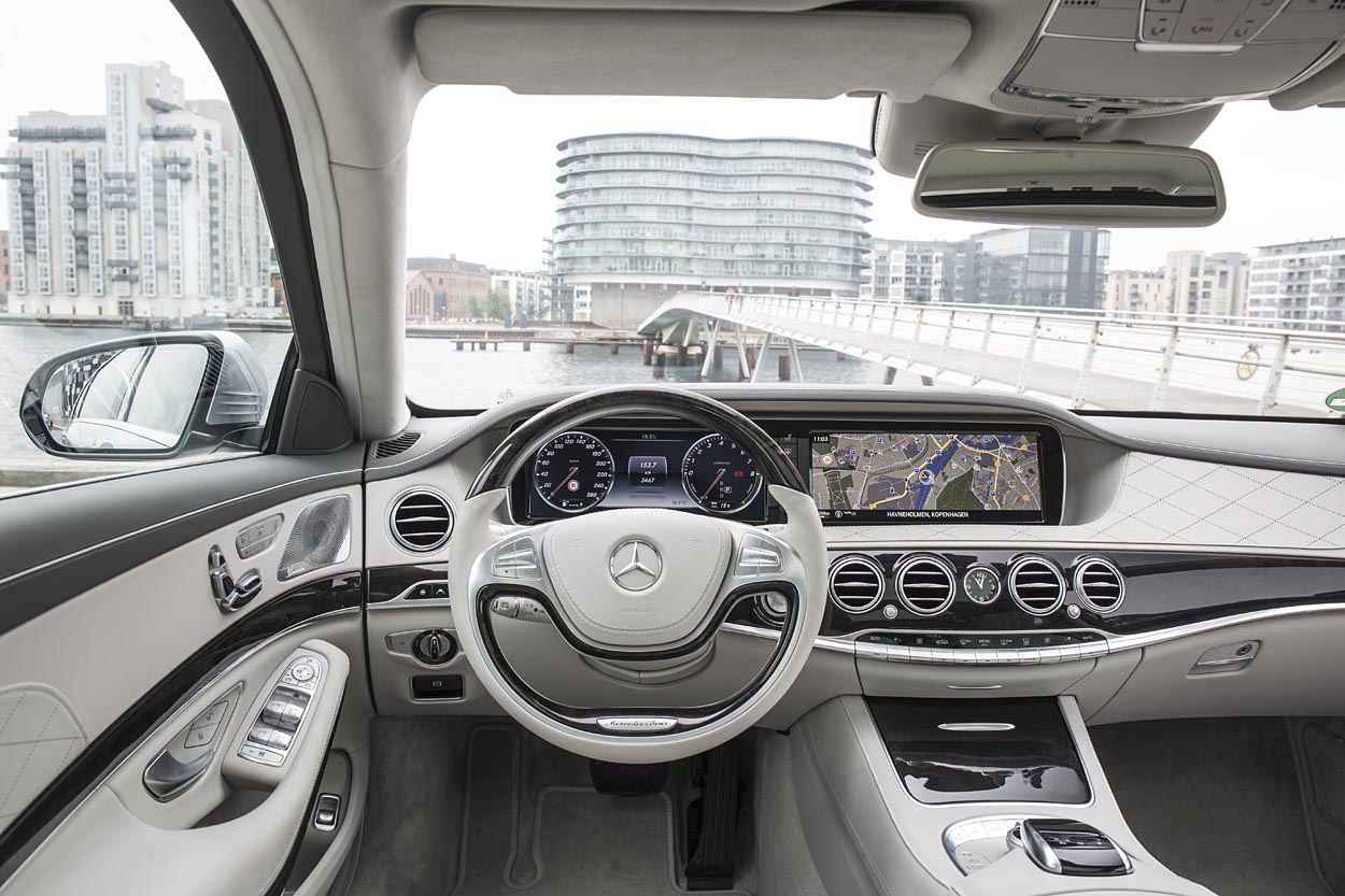 Instrumentbordet i Mercedes S500 Plug-In er en flot opvisning i det bedste, Mercedes kan til dato. Imponerende! Fotos: PR