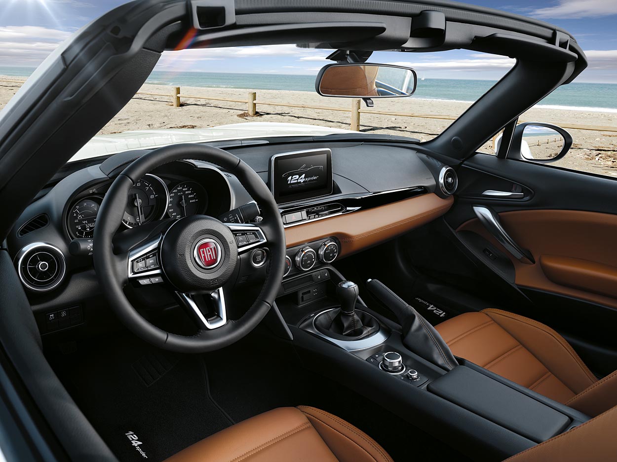 Kabinen er den samme som i Mazda MX-5, men med lidt bedre materialer og finish.