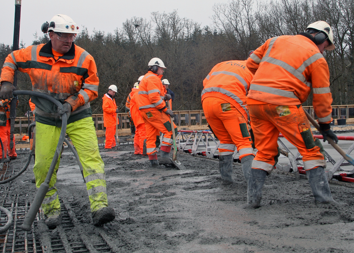 Ekstra mange brobisser var sendt på arbejde i weekenden, for udstøbningen af de 7.500 ton beton er manuelt arbejde - og arbejdet skal foregå i én sammenhængende støbning.