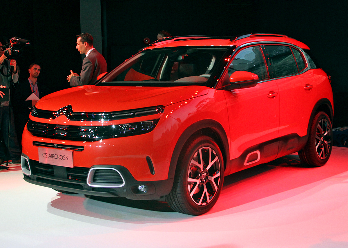 C5 Aircross har tydelig slægtskab med C4 Picasso, C4 Cactus og C3. Lygterne har den karakteristiske toetagers udformning. Foto: Torben Arent