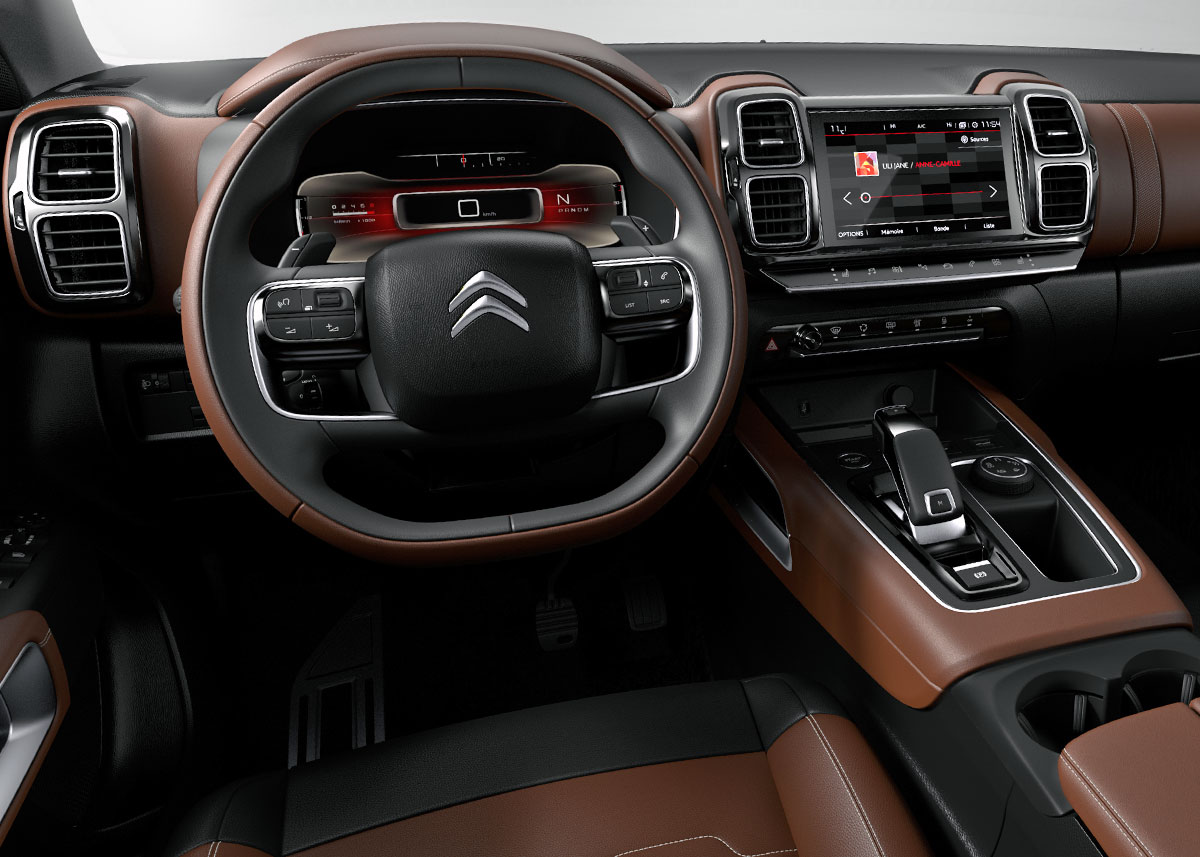 C5 Aircross er en rigtig, stor SUV-midterkonsol. Det fikse design af de dobbelte luftdyser - er blot design.Reelt er det én luftdyse. Den brune læderfarve er forbeholdt kinesiske topversioner. Foto: Citroën