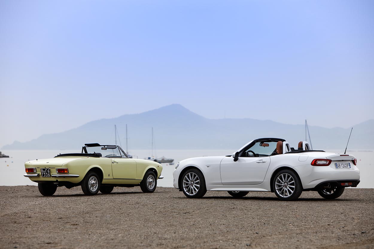 Den klassiske Fiat 124 Spider blev tegnet af Tom Tjaarda hos Pininfarina og har inspireret mange af linjerne i den nye model.