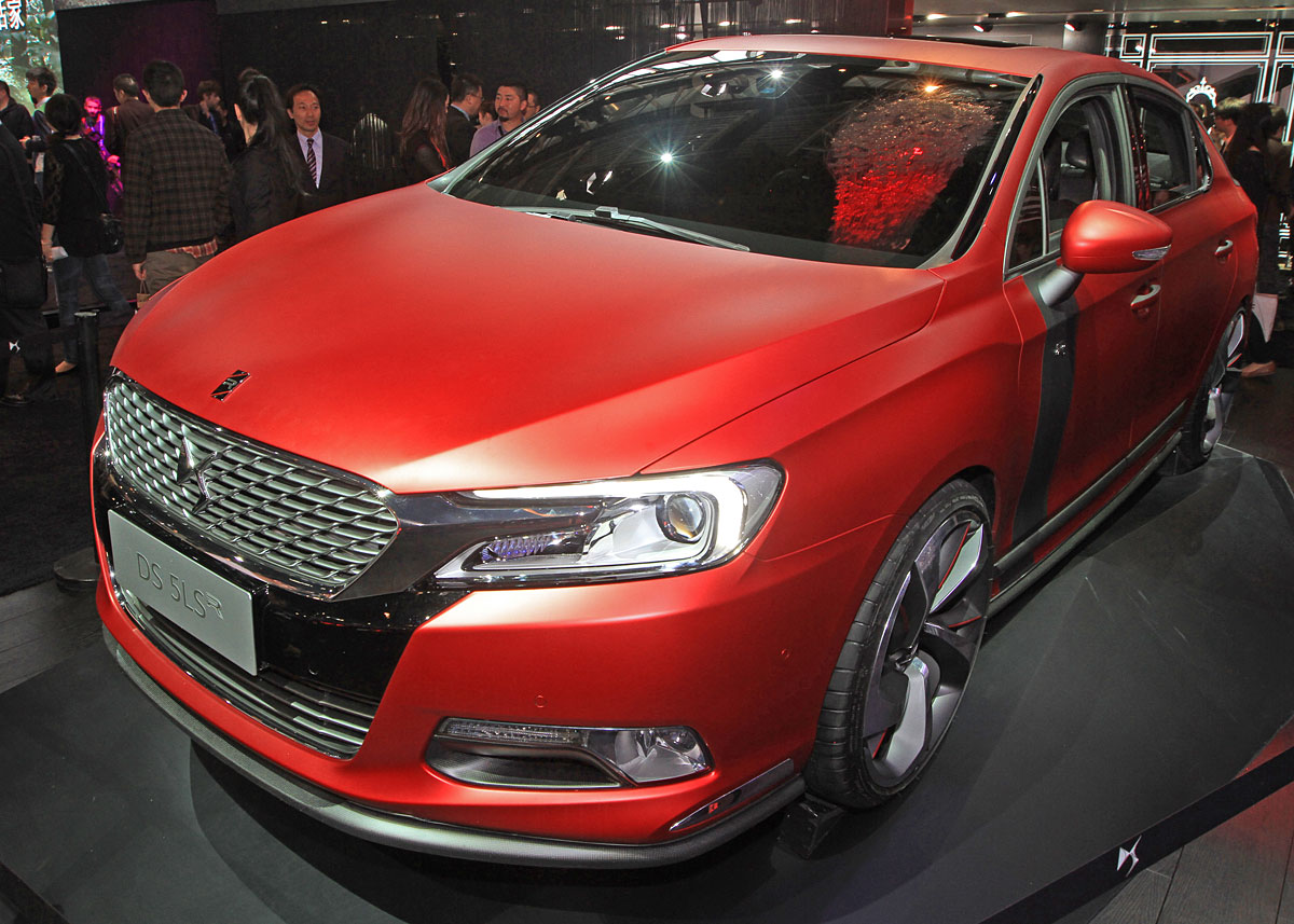 Fronten på DS 5LS her i den 300 hestes R-model har det nye DS-design. Det kaldes DS Wings, hvor to vinger i krom danner et bånd mellem grill'en og lygterne.