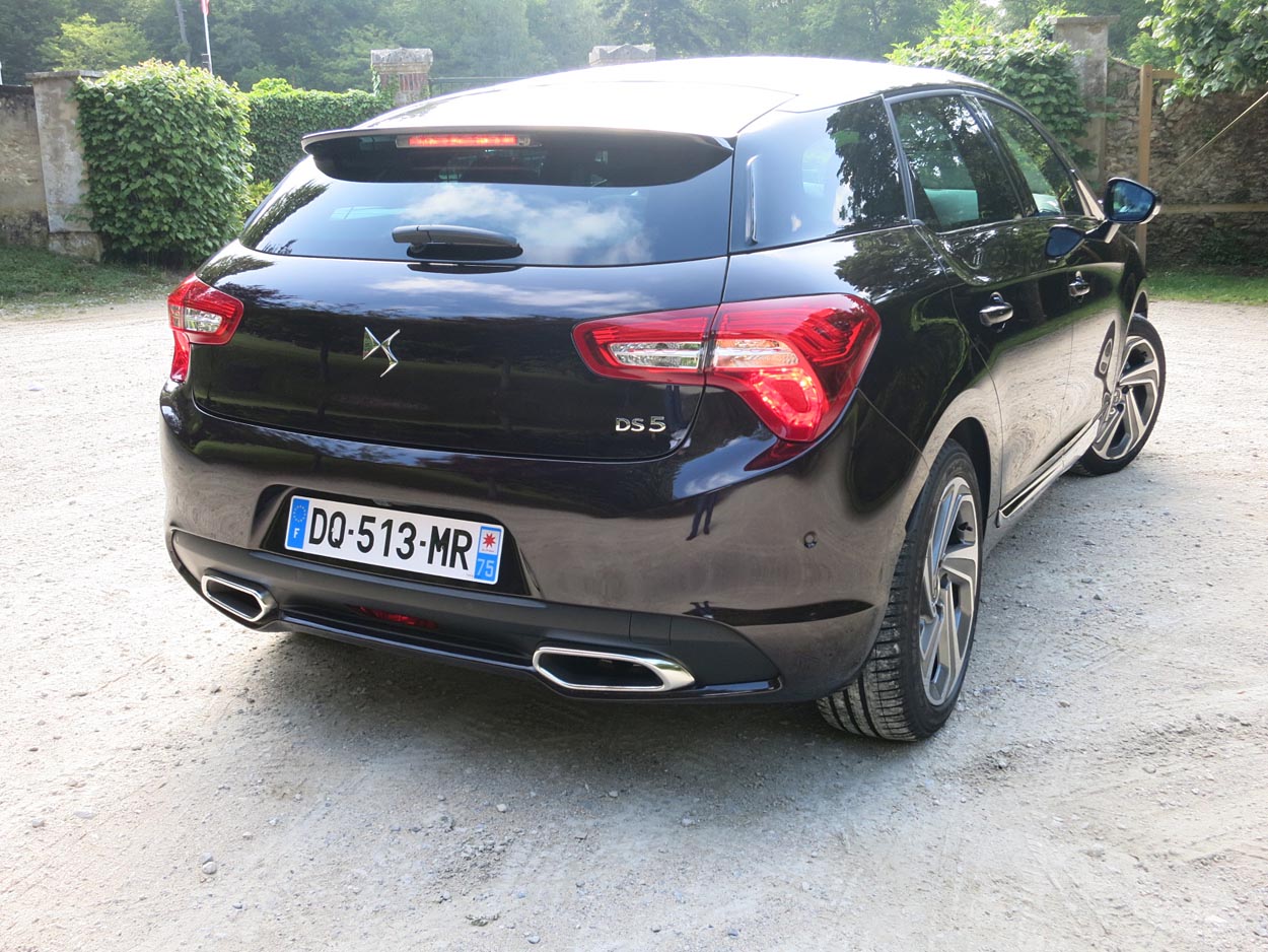 DS 5 er topmodellen i det nye DS-bilmærke. Bilen skiller sig markant ud i forhold til de mere traditionelle bilmærker både ud- og indvendigt. Fotos: DS