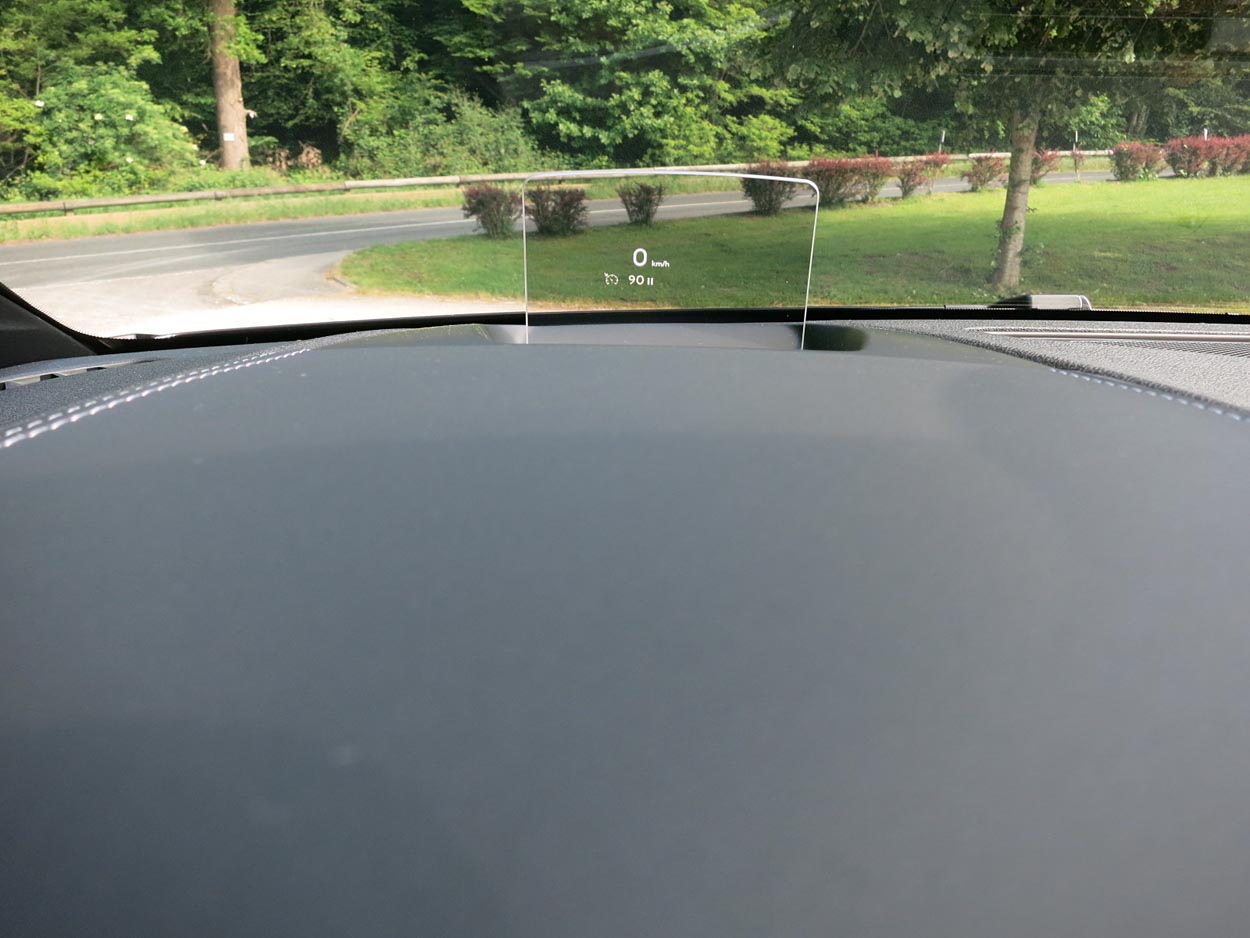 Et headup-display kan fås som ekstraudstyr. Det viser tal og informationer på en lille skærm mellem rat og forrude, men i praksis er det yderst velfungerende og har en flot grafik.