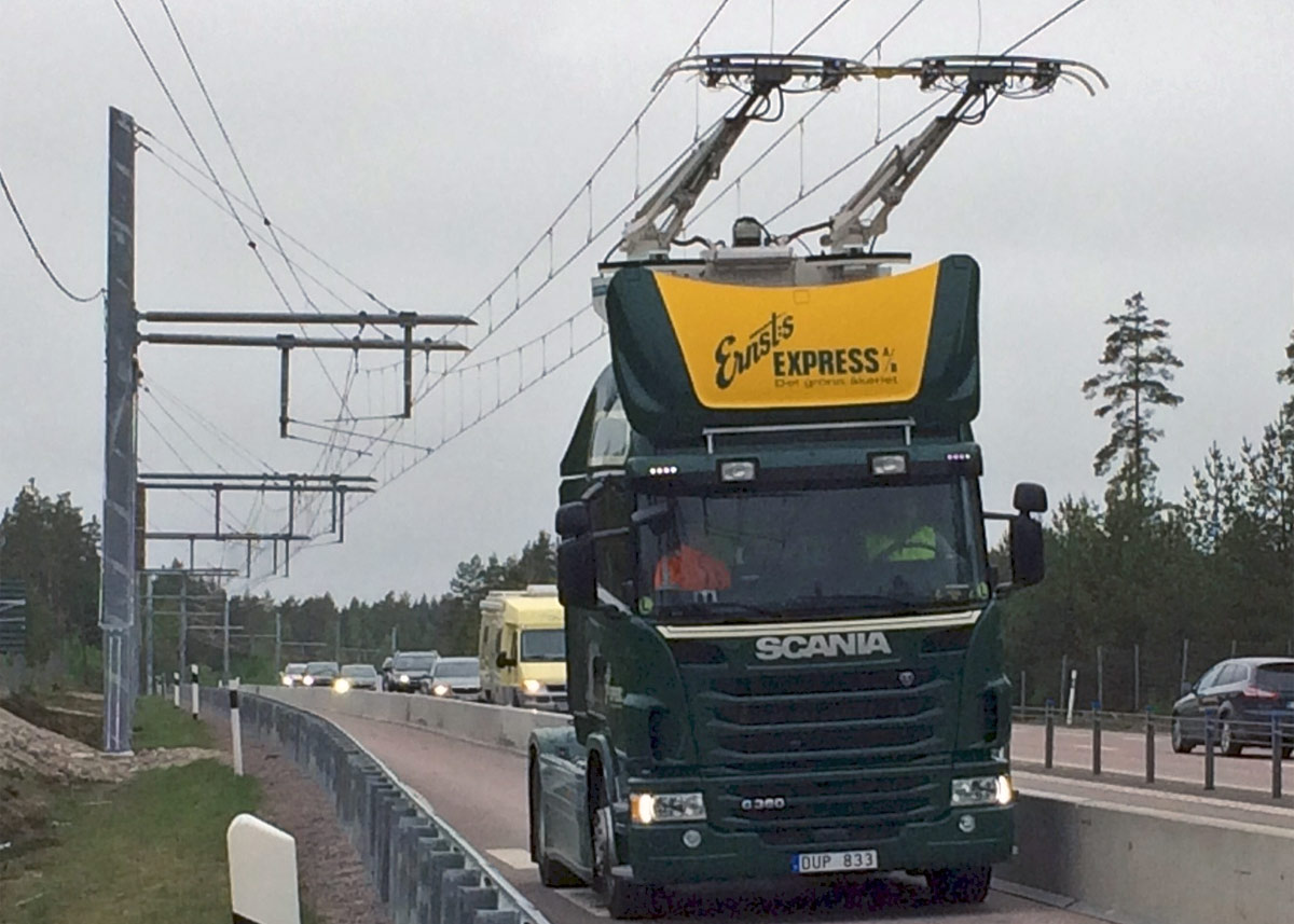 Nærmest som en sporvogn får lastbilen strøm fra luften, men lastbilen kan gemme strømmen i sine batterier til senere brug. Foto: Trafikverket