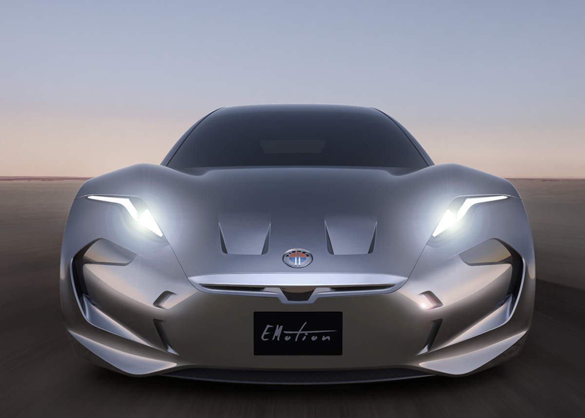 EMotion har en ekstrem og meget skulpturel formgivning. Både motorhjelm og forrude er meget kurvet. Det gamle Fisker-logo er kommet til ære og værdighed igen. Foto: Fisker Inc.