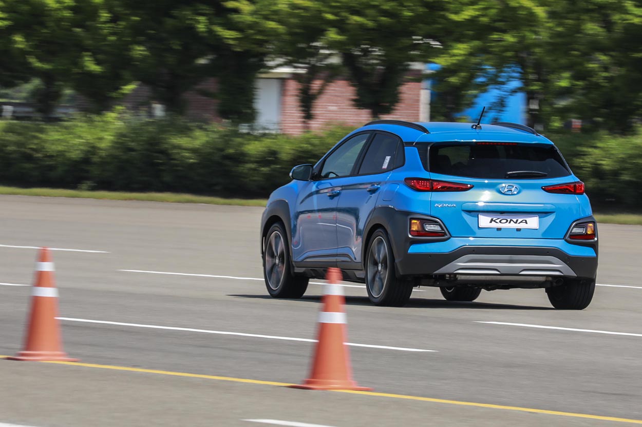 Kona er høj og bred, og fås kun i denne ene karrosseriudførelse. Store plastskærme er med til at give bilen et råt udseende. Foto: Hyundai