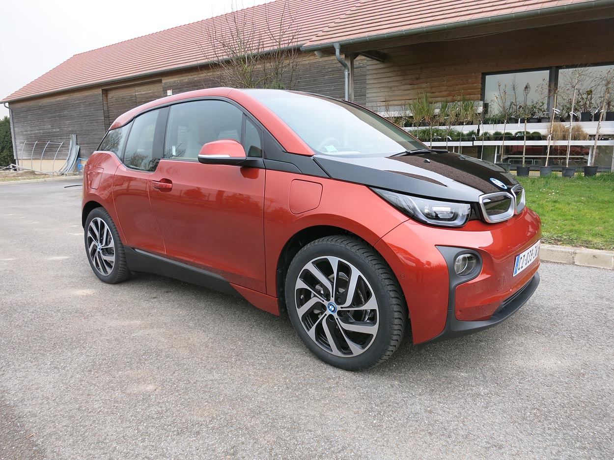 BMW i3 fås i to udgaver med kun batterier eller som her med batterier og rækkeviddeforlænger i form af en tocylindret benzinmotor, der kan lade på batteriet under kørslen.