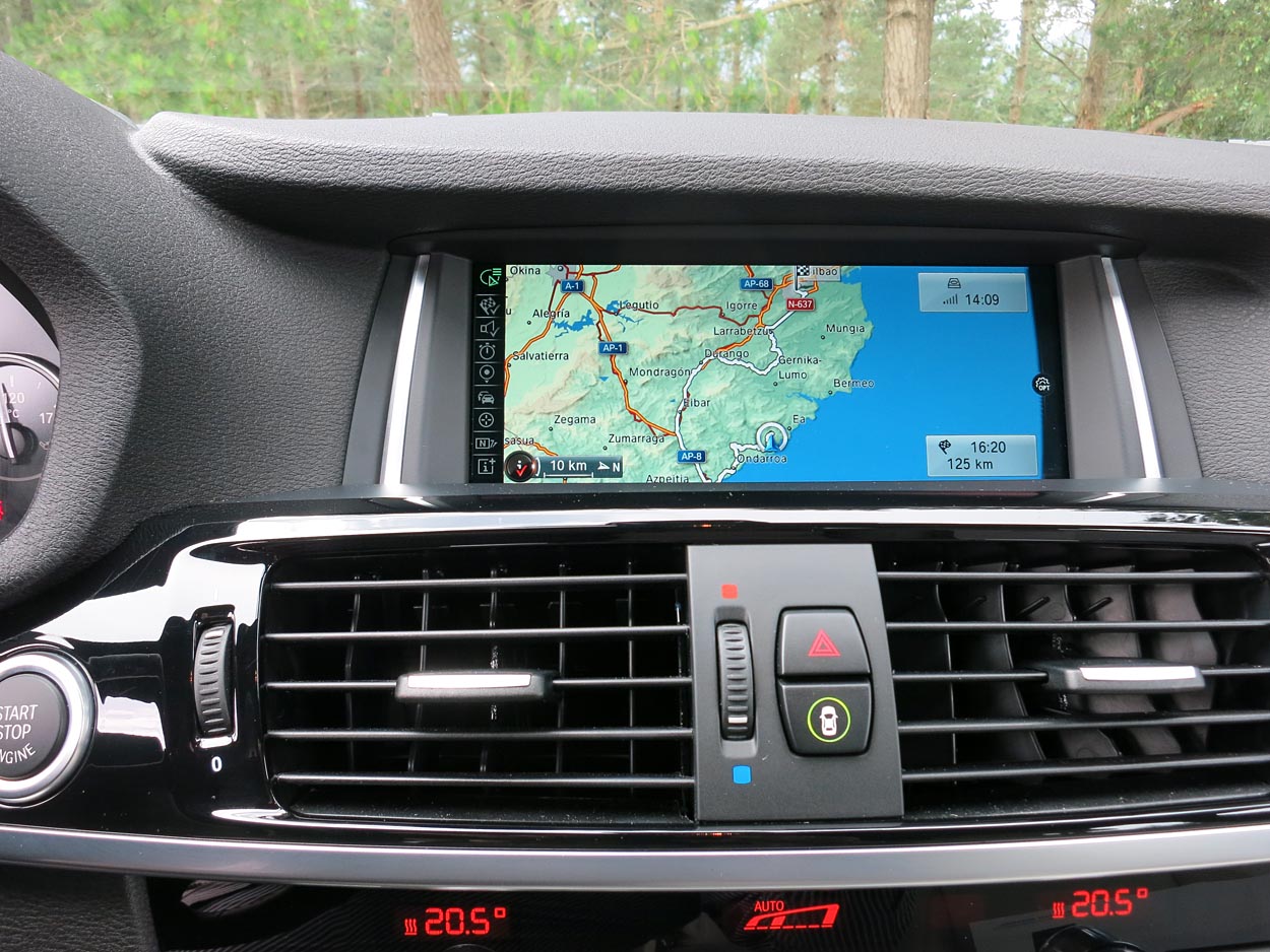 Bestiller man bilen med indbygget navigationsanlæg, arbejder det sammen med automatgearet, så alle gearskift tilpasses vejforløbet. Der kommer danske menuer i bilerne fra august-produktionen, men endnu ikke dansk tale.