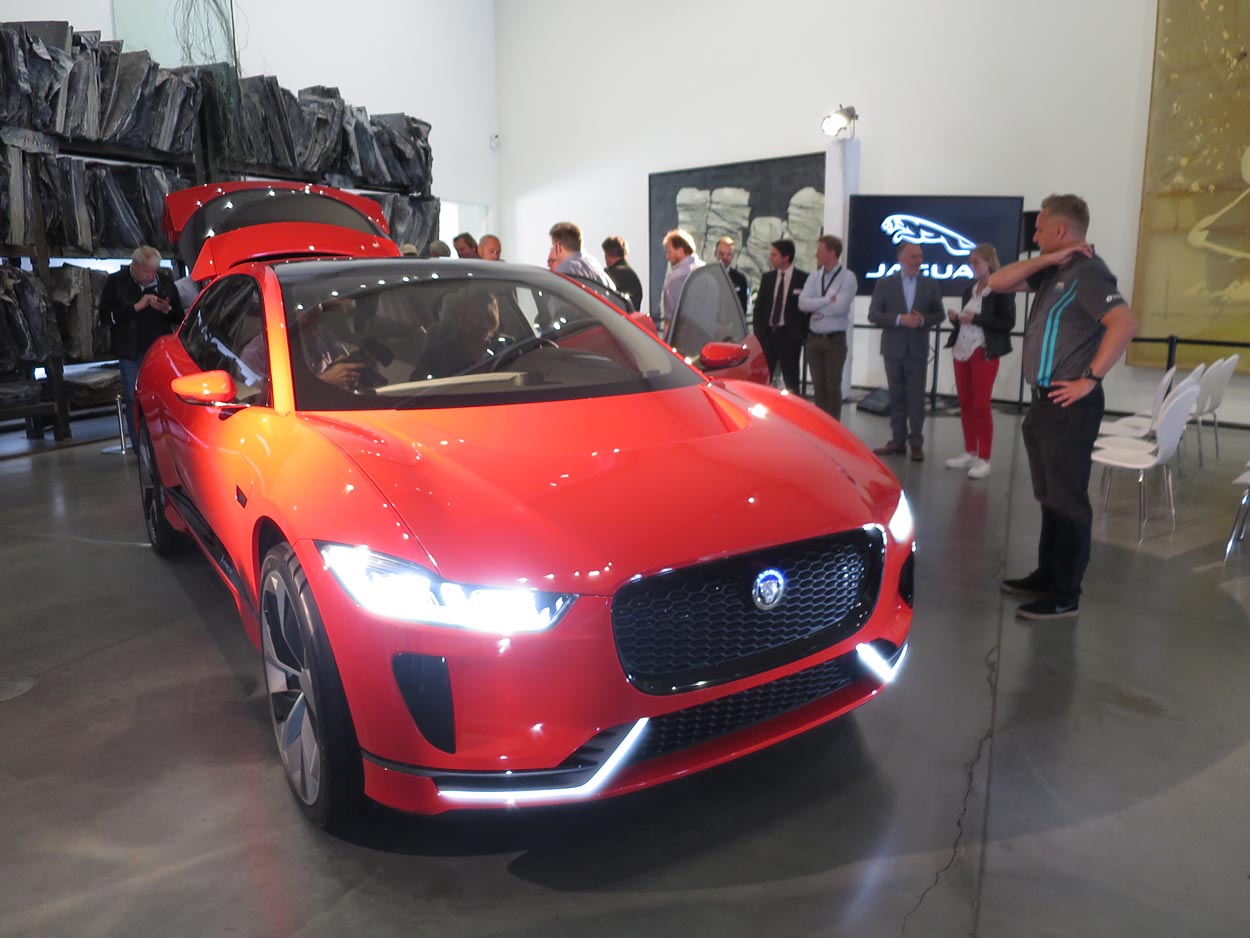 Udvendigt forventes det, at i-Pace kommer til at ligge meget op af konceptbilen, som blev vist i Los Angeles og nu også i Oslo.