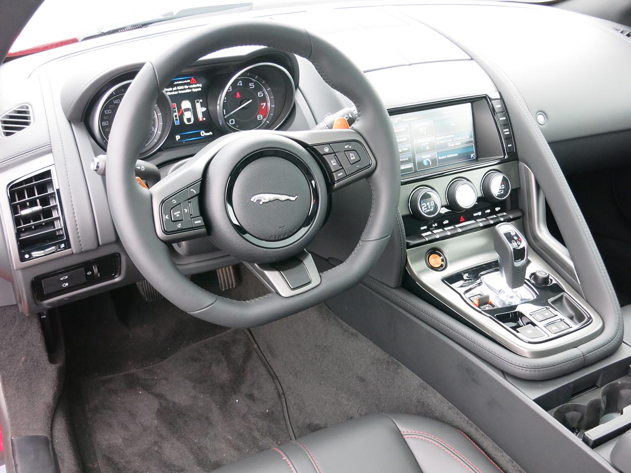 Førerpladsen i Jaguar F-Type Coupé er skabt i lækre materialer og med en fremragende køreposition. Som altid i en Jaguar er automatgear standard.