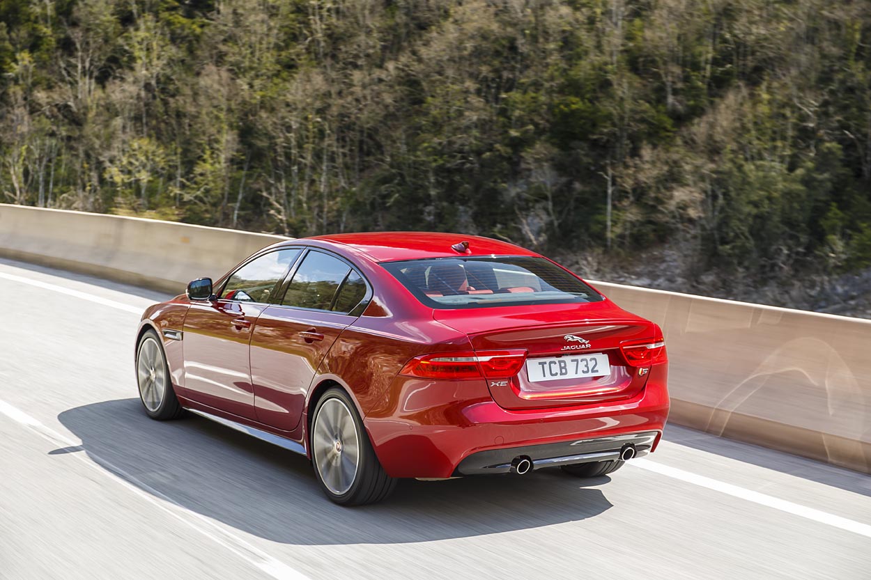 Den store Jaguar pryder bagklappen. Alle udgaver har LED-baglygter, og indtil videre fås den kun som firedørs sedan. Fotos: Jaguar