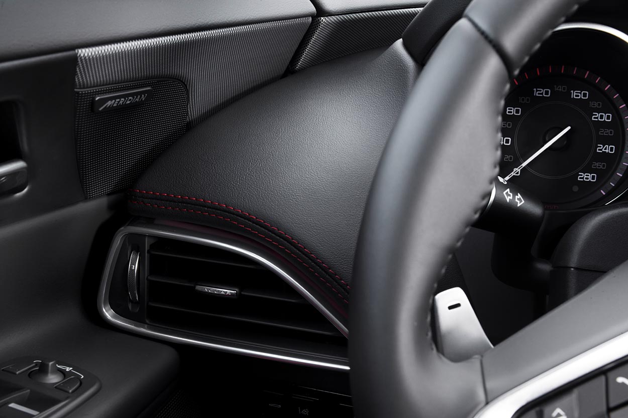 I versioner med automatgear er der to lækre skiftegreb bag rattet. Herfra styres gearskiftet elegant, hvis man ikke vil overlade det hele til automatikken. Skifterytmen er yderst elegant.