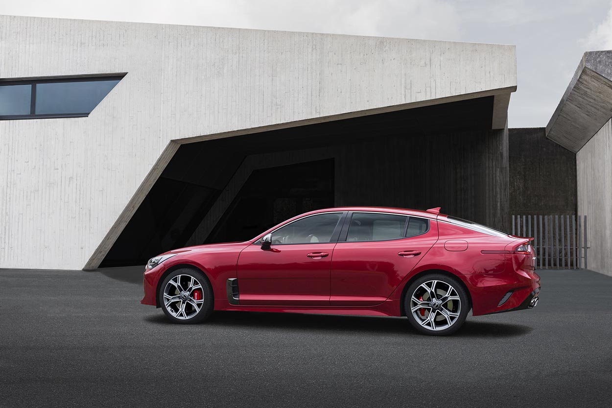 Kia Stinger er en helt ny model, der bedst kan betegnes som en moderne Gran Turismo. Den har fire sidedøre og en stor bagklap. Designet er spændende og meget atypisk for Kia.