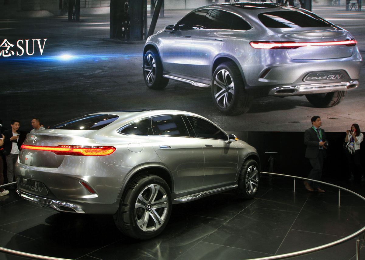 Mercedes-Benz Concept Coupé SUV er en ordentlig skude på næsten fem meters længde. Interessant er, om lygtebåndet i hele bilens bredde overlever til serieproduktion.