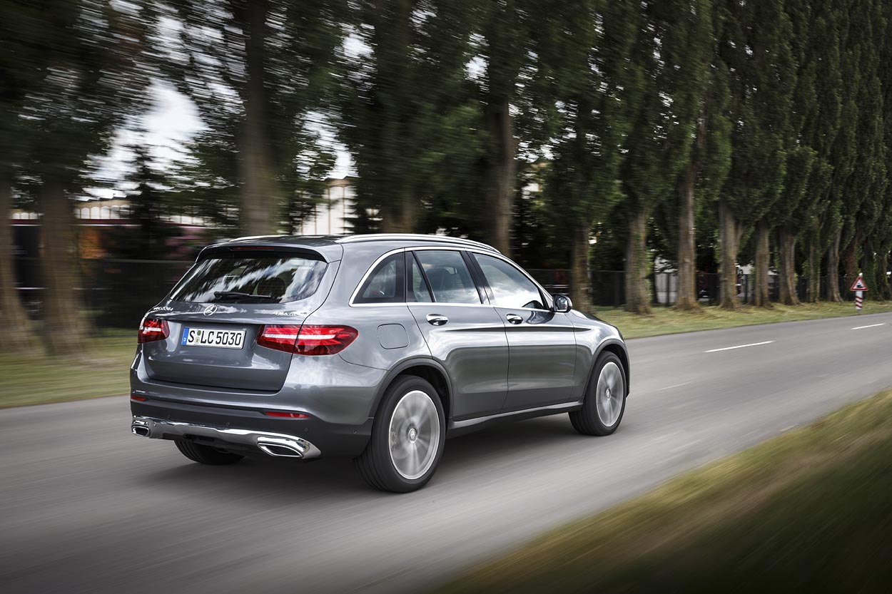 De nye, bløde linjer udgør et markant designskift væk fra forgængeren GLKs kantede look. Bagfra er det ikke helt let at se, at det faktisk er en Mercedes-Benz. Fotos: Mercedes
