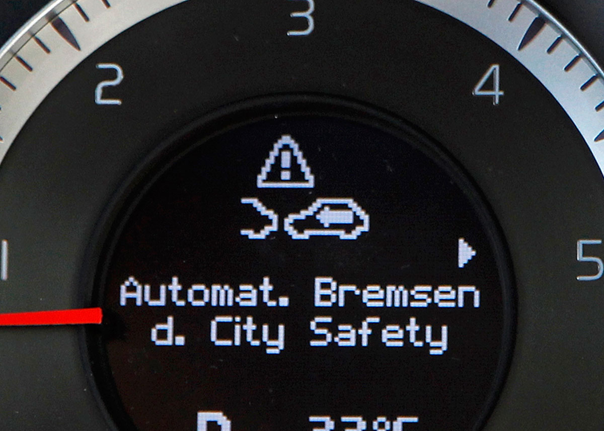 Fra Volvos instrumenthus. Advarslen mod en nært forestående kollision gives med meget tydeligt rødt lys på selve forruden.