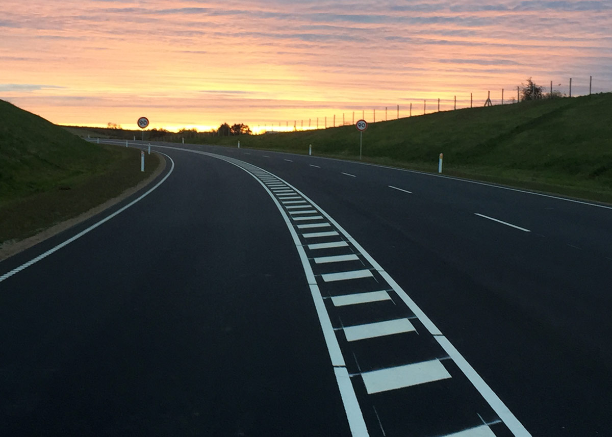 Motortrafikvejen er en 2+1-vej. Fartgrænsen er 90 km/t.; snart hæves den til 100 km/t. på den østlige del. foto: Vejdirektoratet