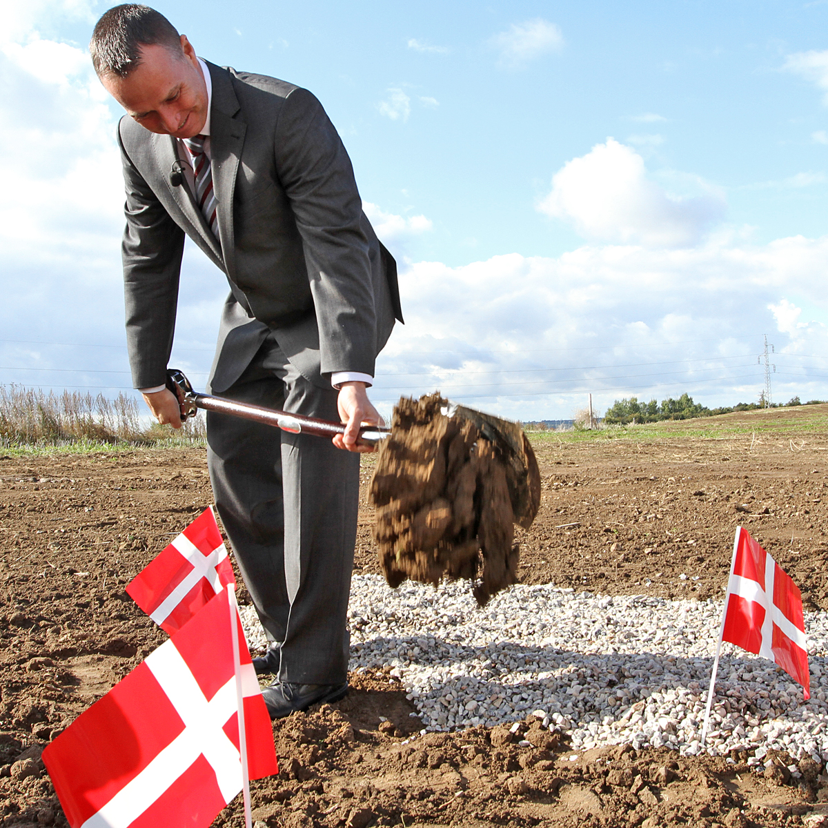 Næstveds borgmester Carsten Rasmussen tog med stor tilfredshed det første spadestik til omfartsvejen nord om byen.