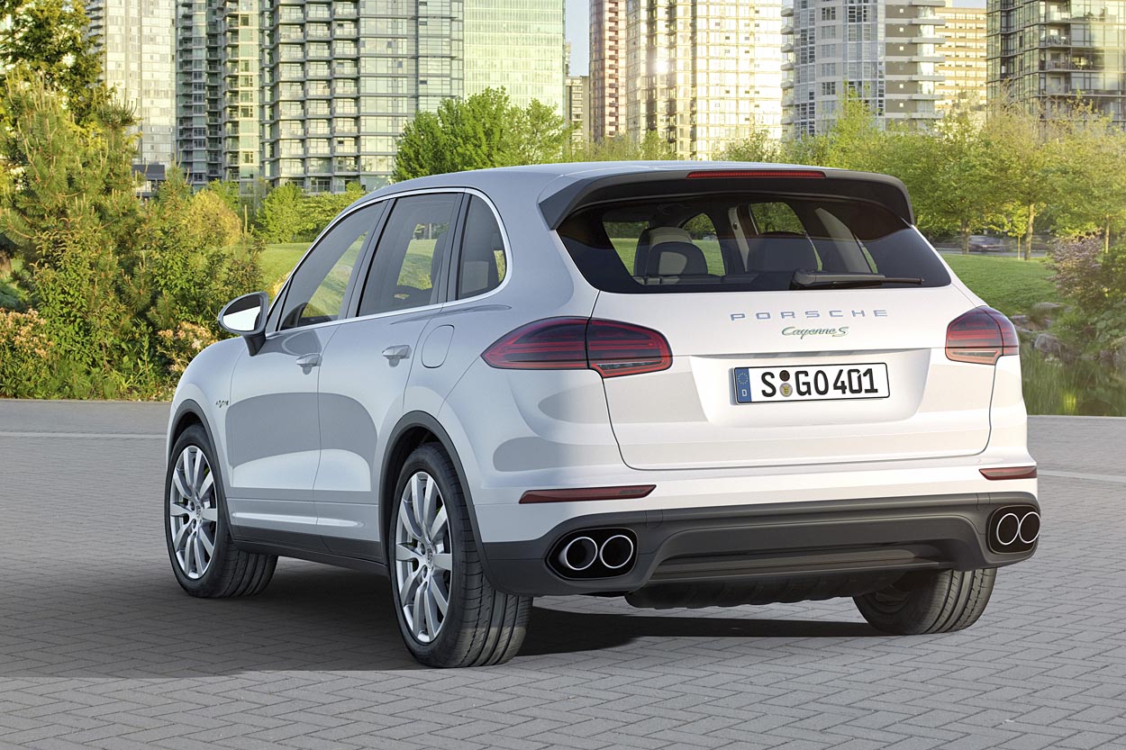 Især bagfra har den mere end to tons tunge SUV umiskendelige Porsche-elementer i designet. Fotos: PR