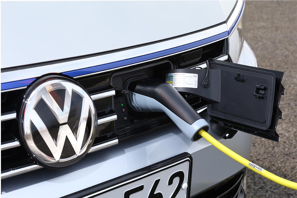 En lille klap i kølergitteret gemmer opladningsstikket. Man kan lade bilen op via en almindelig stikkontakt med 230 Volt eller via et garagestik med op til 3,6 kW.