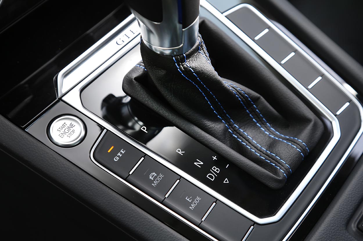 Et sekstrins DSG-automatgear er standard. I D ruller bilen frit, når man slipper speederen, mens den i B bremses kraftigt af elmotoren, der virker som en generator, der lader batteriet op.