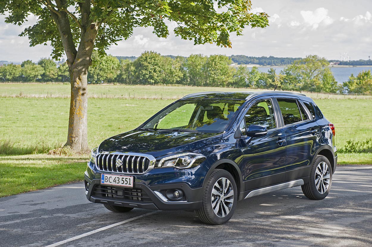 En ret stor kromgrill er kendetegnende for den faceliftede udgave af Suzuki S-Cross. Fotos: Søren W. Rasmussen og Suzuki