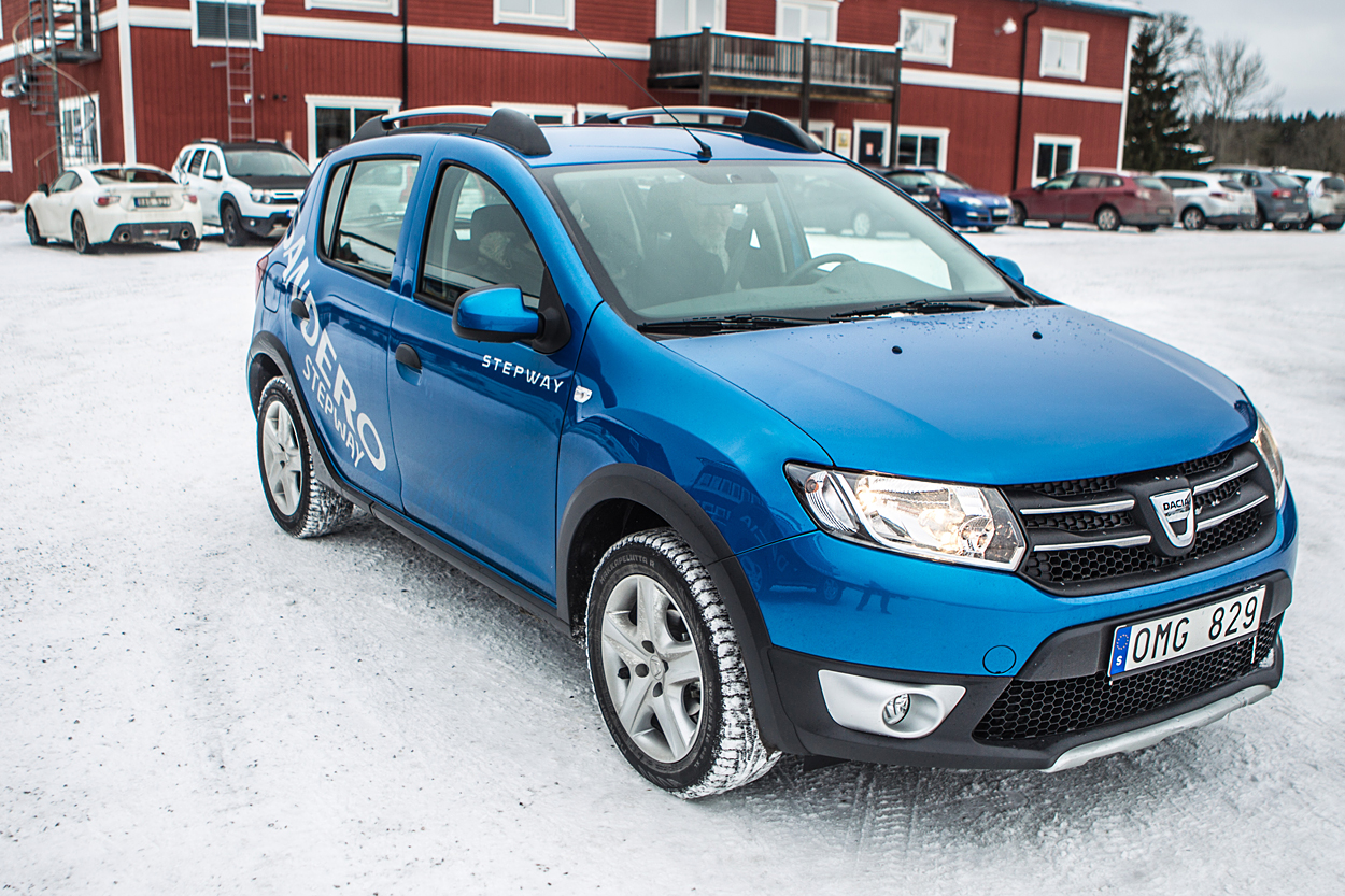 Dacia Sandero Stepway er en lidt mere grovkornet version med tagbøjler og plastpaneler. Den trækker dog stadig kun på forhjulene.