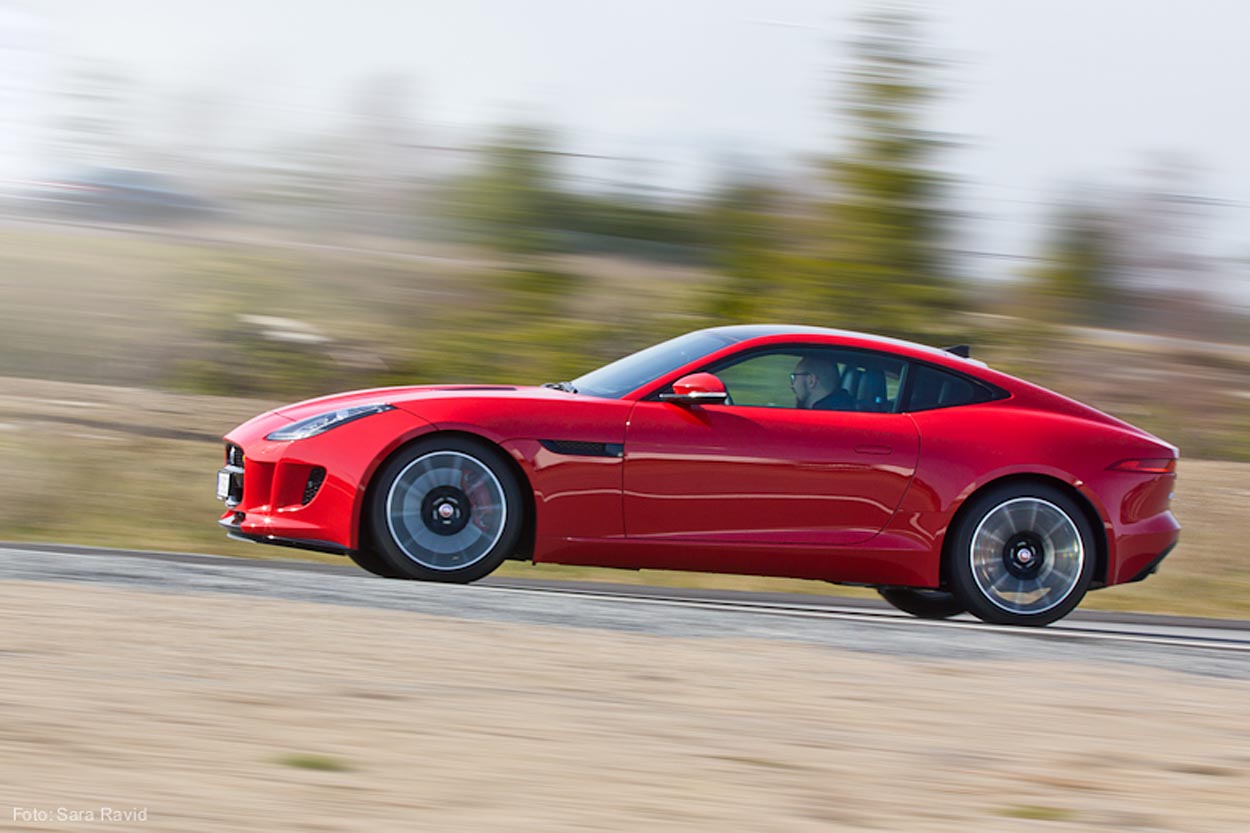 Jaguar F-Type Coupé er en ny modelvariant i F-serien, der ellers hidtil kun har bestået af en åben udgave med stoftag. Coupéen er mere vridningsstiv til fordel for bedre køreegenskaber.