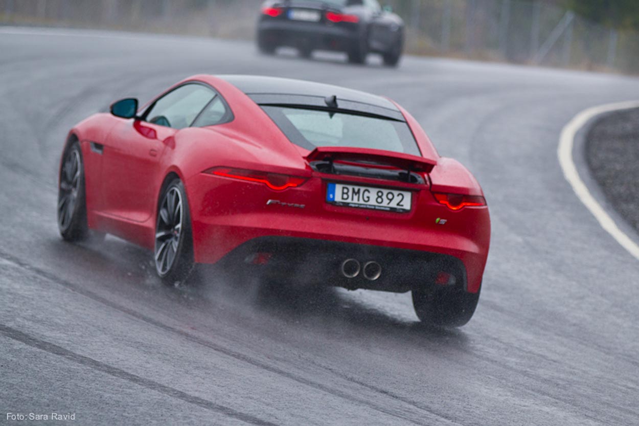 Bagfra vipper en lille spoiler op på Jaguar F-Type Coupé, når hastigheden overstiger 60 km/t. Derved øges de trækkende baghjuls vejgreb.