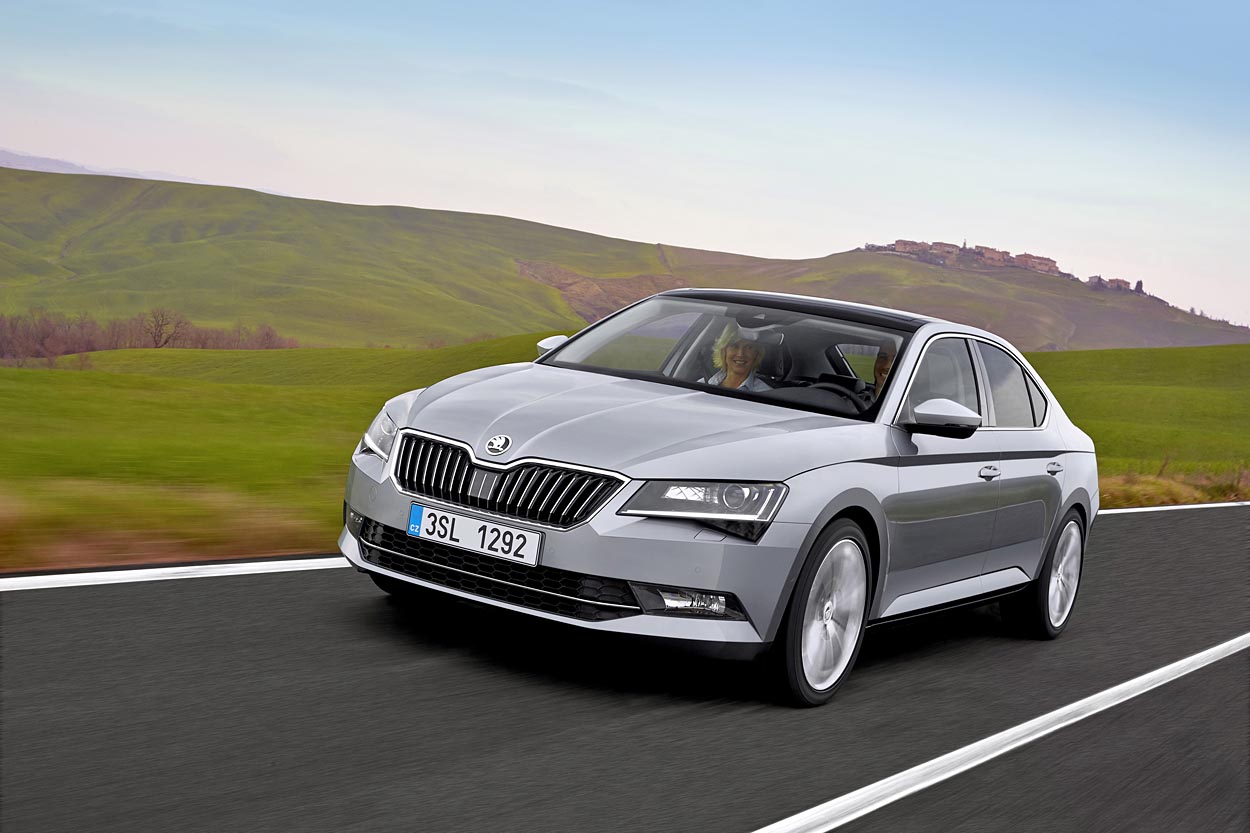 Skoda Superb er blevet markant flottere og mere elegant i den nye generation. Desuden er proportionerne mere dynamisk med mindre udhæng over forhjulene. Fotos: Skoda